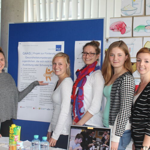 StudentInnen des Studiengangs Di&auml;tologie&nbsp;pr&auml;sentieren das Projekt&nbsp;GAAS&nbsp;bei der Projektvernissage an der FH St. P&ouml;lten (24.&nbsp; Mai 2016) | Foto: FH St. P&ouml;lten / Claudia Winkler